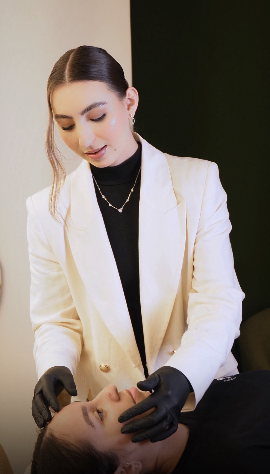 Camila Esser preparando o olhar de uma cliente para o procedimento